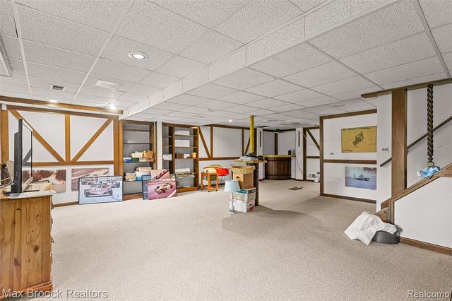 1935 Pine Ridge Lane, Bloomfield Hills, MI 48302