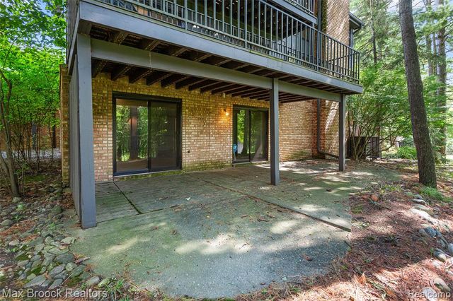 1935 Pine Ridge Lane, Bloomfield Hills, MI 48302