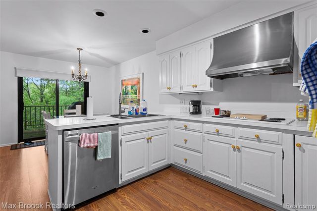 1935 Pine Ridge Lane, Bloomfield Hills, MI 48302