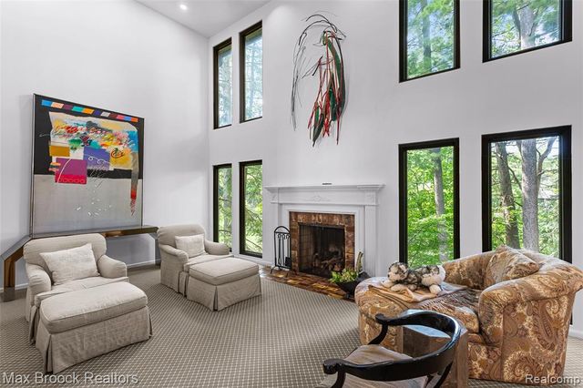 1935 Pine Ridge Lane, Bloomfield Hills, MI 48302