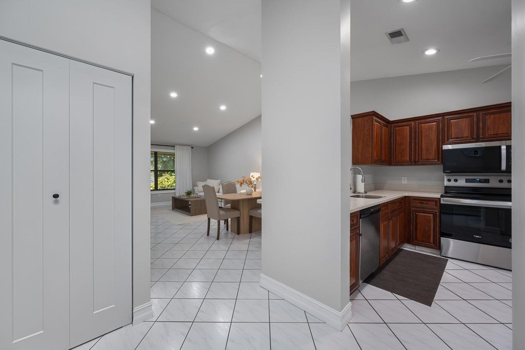 Image 11 of property listing at 12970 Dartford Trail 4, Wellington, FL 33414