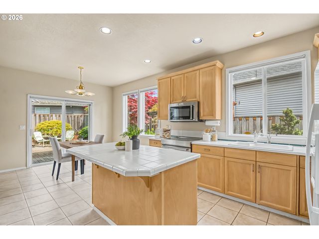 8891 Sw IOWA Dr, Tualatin, OR 97062