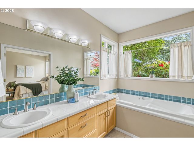 8891 Sw IOWA Dr, Tualatin, OR 97062