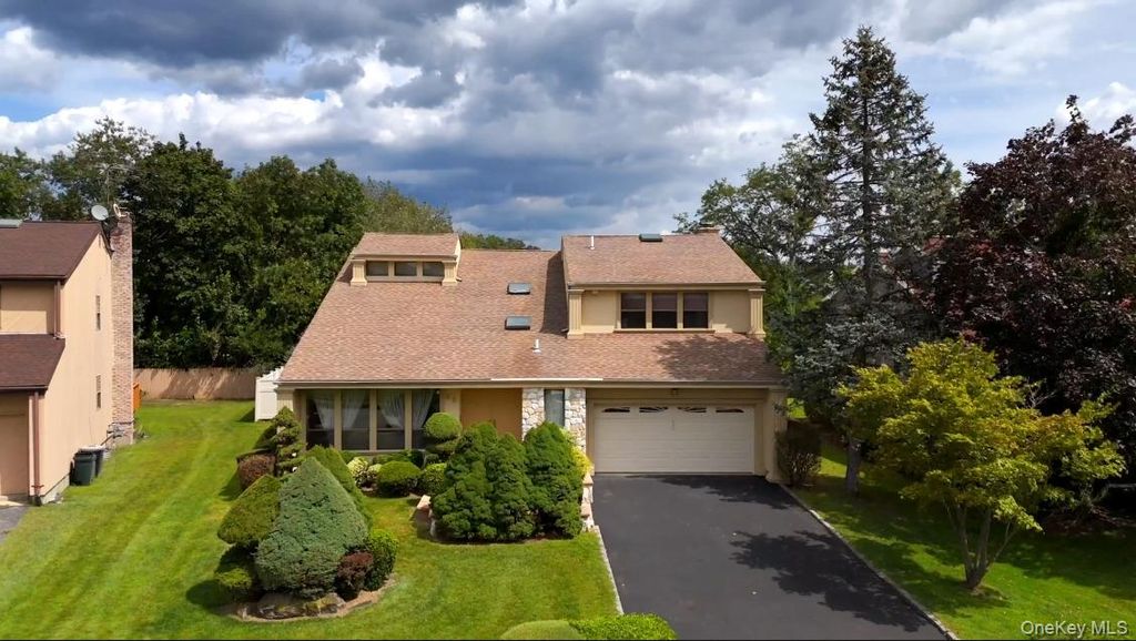 59 Crest Hollow Lane, Albertson, NY 11507