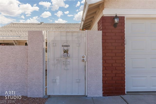 105 North Cimarron Road, Las Vegas, NV 89145
