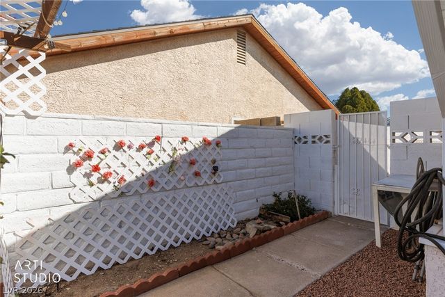 105 North Cimarron Road, Las Vegas, NV 89145
