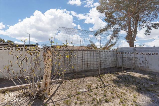 105 North Cimarron Road, Las Vegas, NV 89145