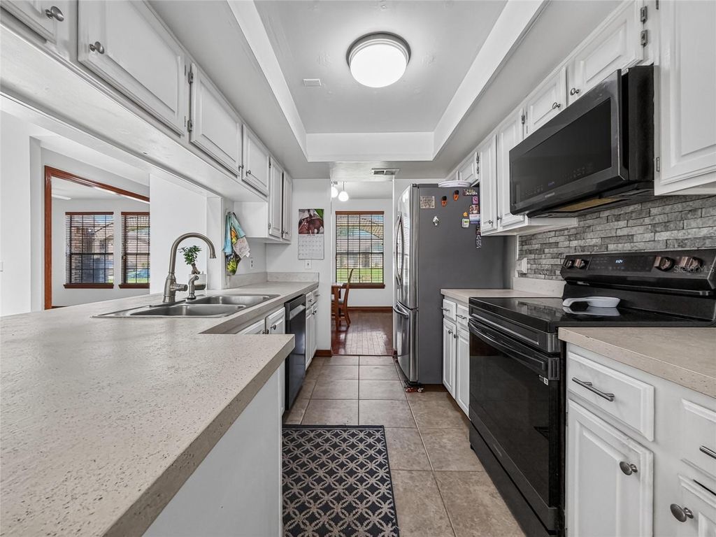 Image 16 of property listing at 9731 SIBLEY CIRCLE, Orlando, FL 32836