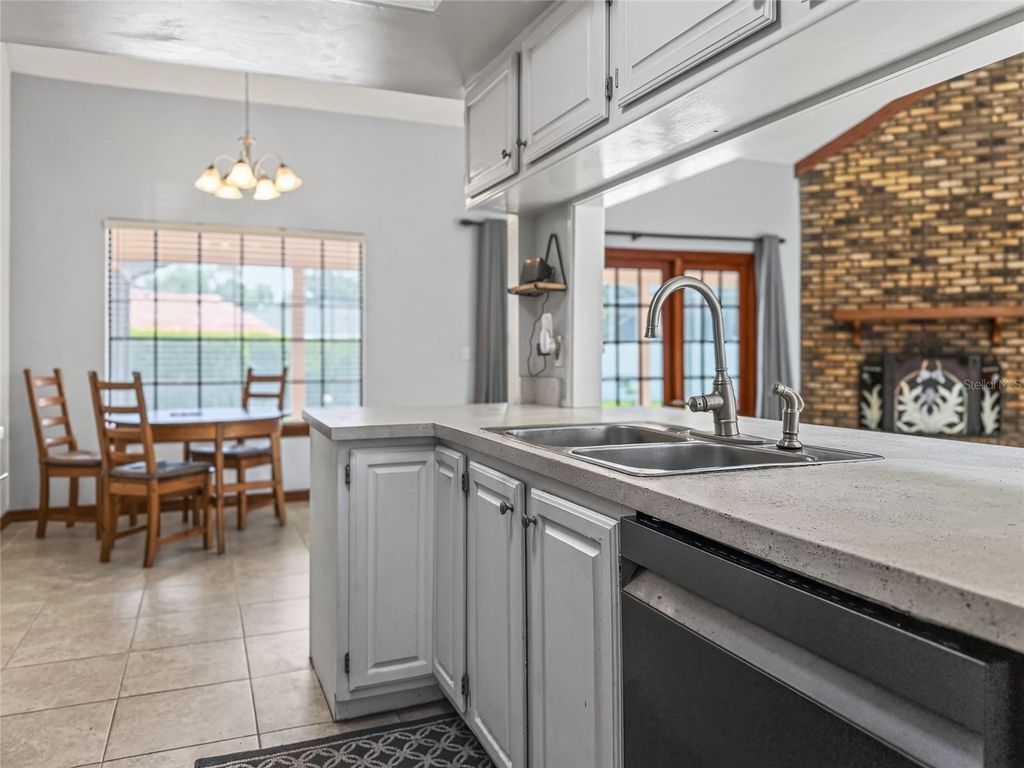 Image 18 of property listing at 9731 SIBLEY CIRCLE, Orlando, FL 32836