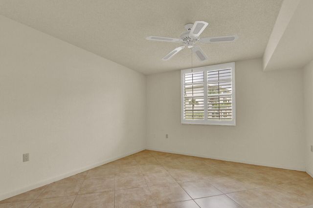 3636 WHITEHALL Drive 105, West Palm Beach, FL 33401