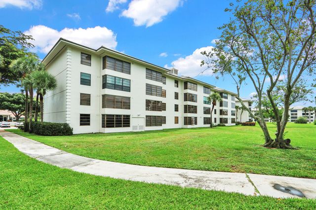 3636 WHITEHALL Drive 105, West Palm Beach, FL 33401