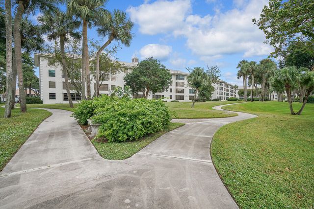 3636 WHITEHALL Drive 105, West Palm Beach, FL 33401