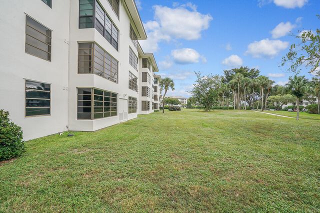 3636 WHITEHALL Drive 105, West Palm Beach, FL 33401
