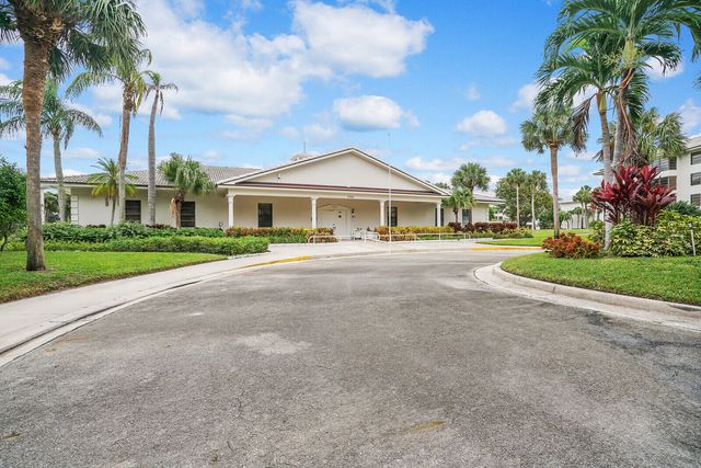 3636 WHITEHALL Drive 105, West Palm Beach, FL 33401