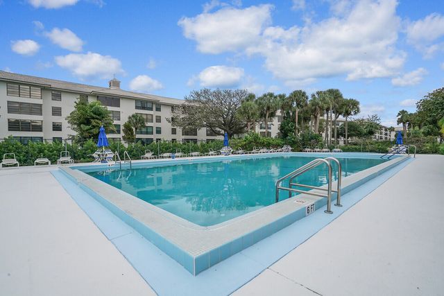 3636 WHITEHALL Drive 105, West Palm Beach, FL 33401