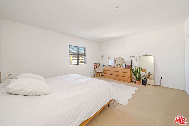 733 S Manhattan Place 402, Los Angeles, CA 90005