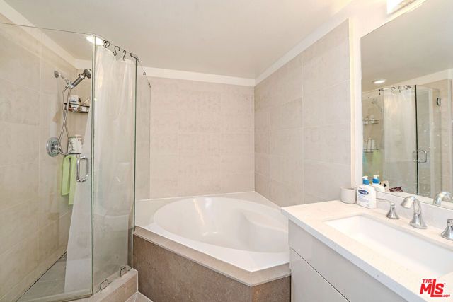 733 S Manhattan Place 402, Los Angeles, CA 90005