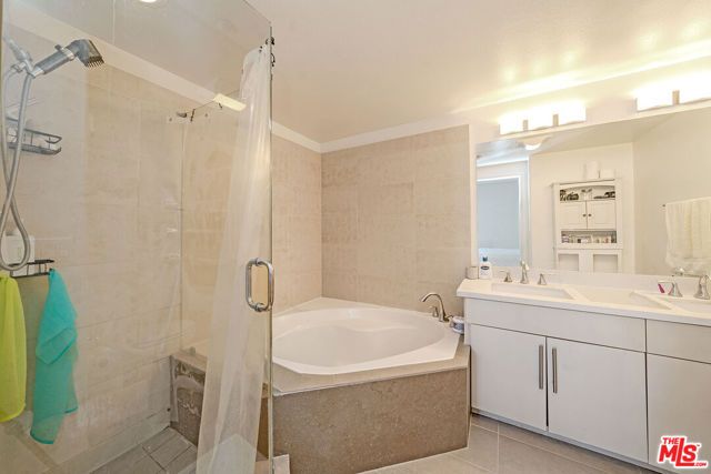 733 S Manhattan Place 402, Los Angeles, CA 90005