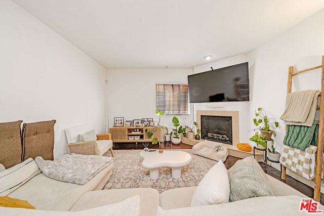 733 S Manhattan Place 402, Los Angeles, CA 90005