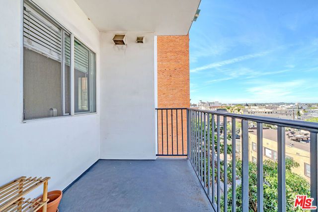 733 S Manhattan Place 402, Los Angeles, CA 90005