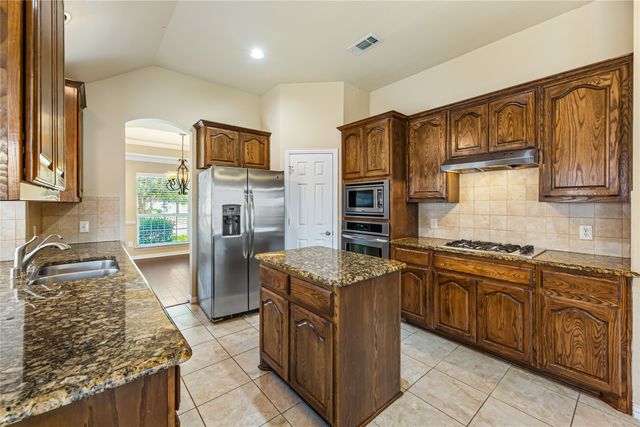 928 Wellington Drive, Lewisville, TX 75067
