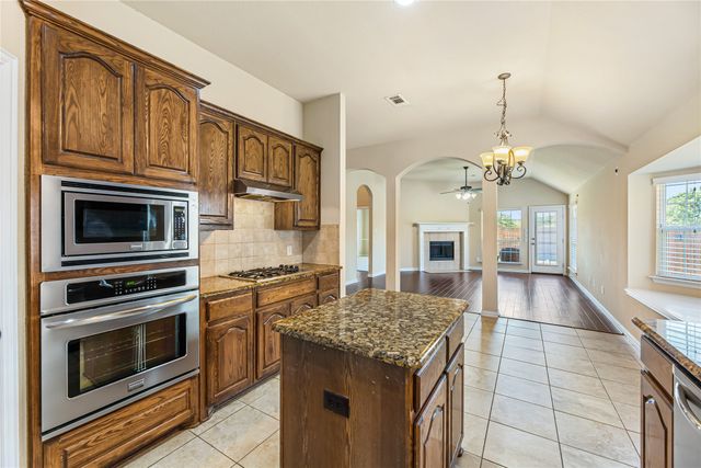 928 Wellington Drive, Lewisville, TX 75067