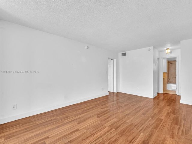 1170 NE 191st St 24, Miami, FL 33179