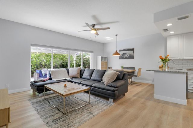 18 Tall Oaks Circle, Tequesta, FL 33469