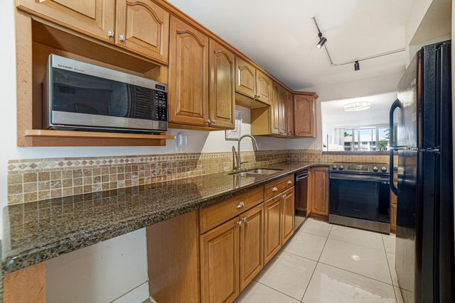 6 Royal Palm Way 211, Boca Raton, FL 33432