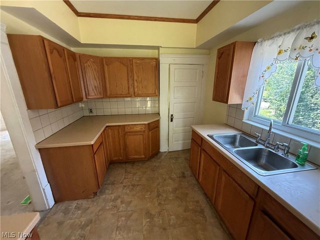 1273 Girard Street, Akron, OH 44301