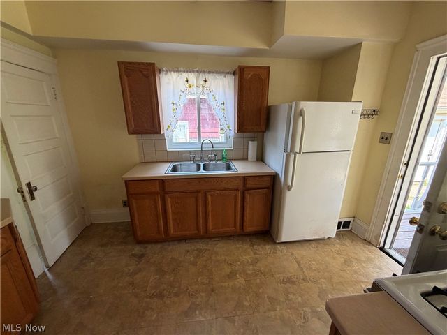 1273 Girard Street, Akron, OH 44301