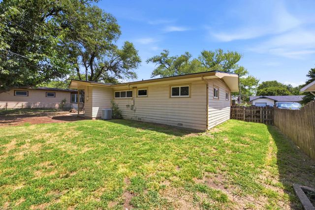 1425 N Georgie Ave, Derby, KS 67037
