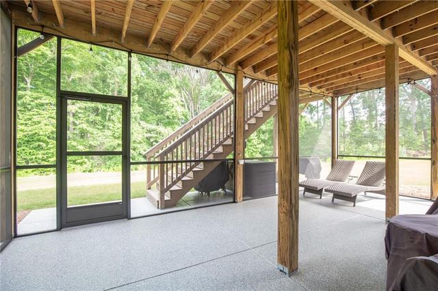 386 Kentucky Court, Hoschton, GA 30548