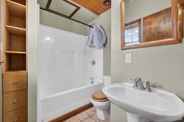 6 Castle Drive, Florissant, MO 63034