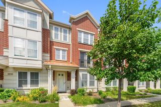 2234 S Crambourne Way, Arlington Heights, IL 60005