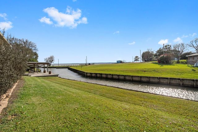 330 Crestmont Street, Point Blank, TX 77364