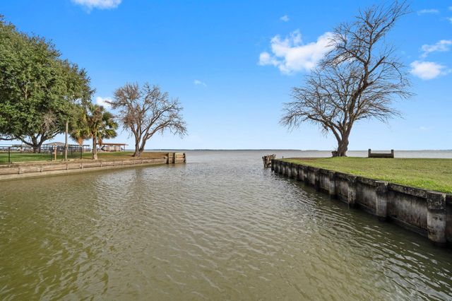 330 Crestmont Street, Point Blank, TX 77364