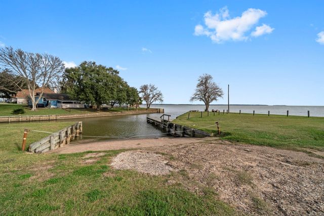 330 Crestmont Street, Point Blank, TX 77364