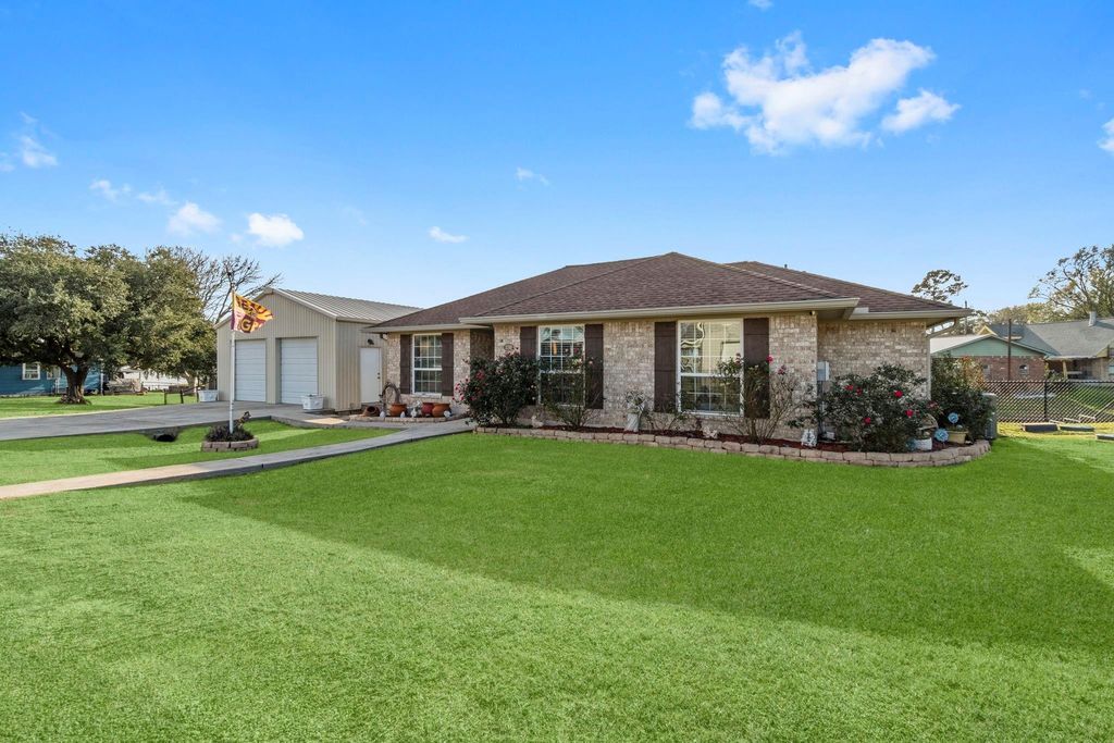 330 Crestmont Street, Point Blank, TX 77364