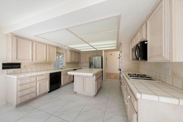 39865 Sweetwater Drive, Palm Desert, CA 92211