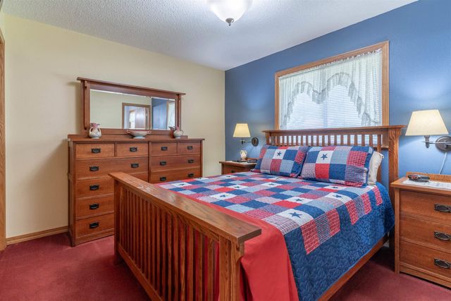 2028 Tilbury Road, Waterloo, IA 50701