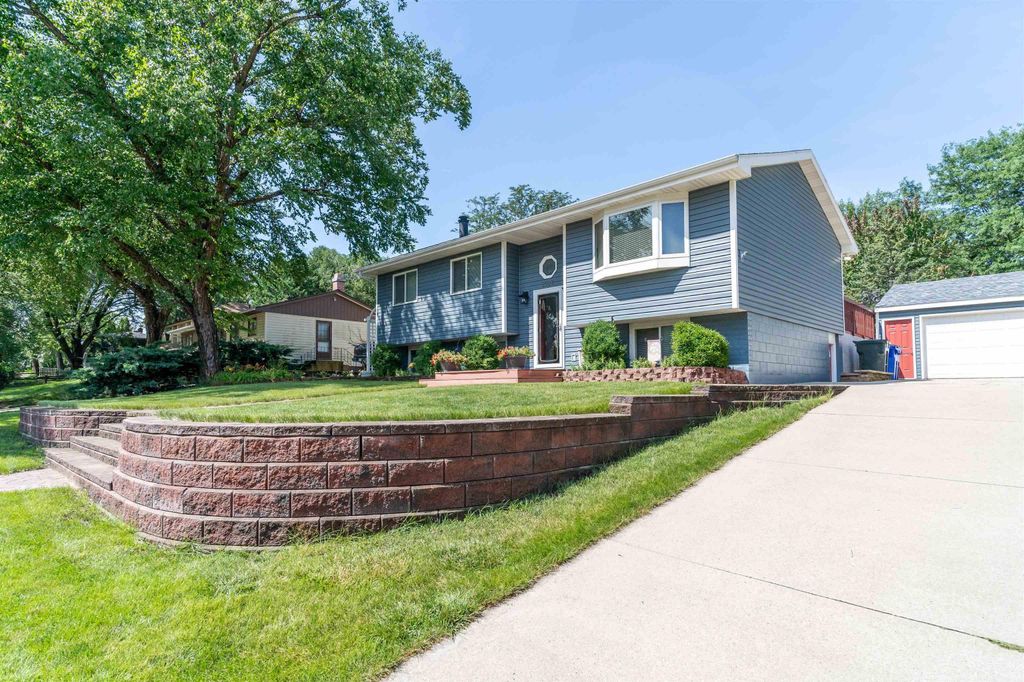 2028 Tilbury Road, Waterloo, IA 50701