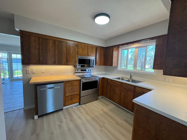 540 E 2nd Street, Waconia, MN 55387
