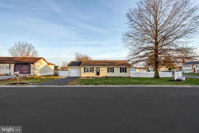 3330 E PHEASANT DR, Dover, PA 17315