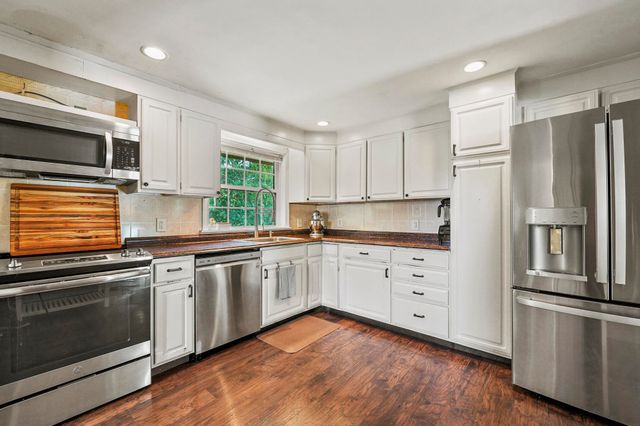 7 Hoodkroft Drive, Derry, NH 03038