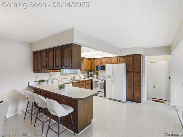 1721 Imperial Drive, Highland, MI 48356