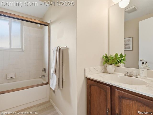 1721 Imperial Drive, Highland, MI 48356