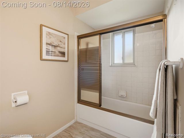 1721 Imperial Drive, Highland, MI 48356