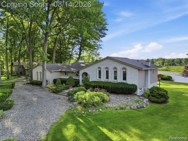 1721 Imperial Drive, Highland, MI 48356