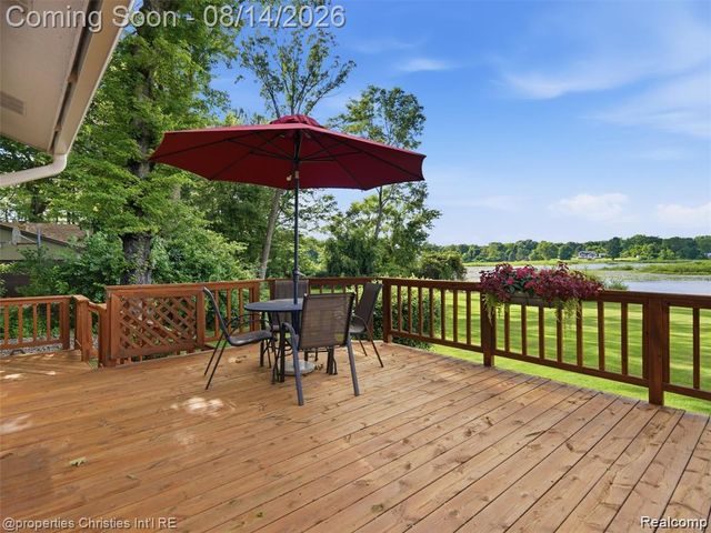 1721 Imperial Drive, Highland, MI 48356